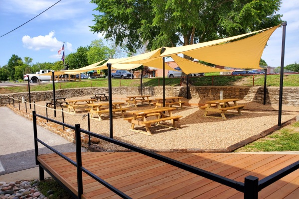 Enjoy Dining Outdoors at Stone Canyon Pizza in Gladstone